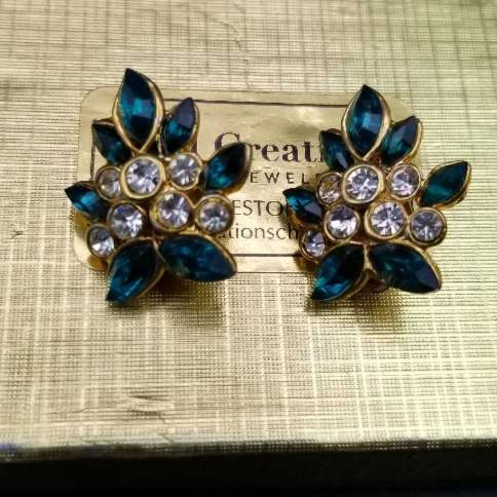 Emerald sparkle crystal clip on earrings E0159